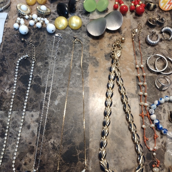 Jewelry Lot Necklaces, Bracelets, Earrings - Picture 3 of 8